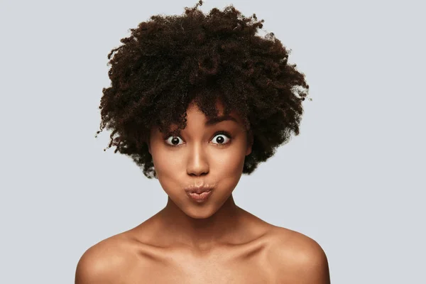 Retrato Sin Camisa Joven Mujer Africana Estudio Mirando Cámara Haciendo — Foto de Stock