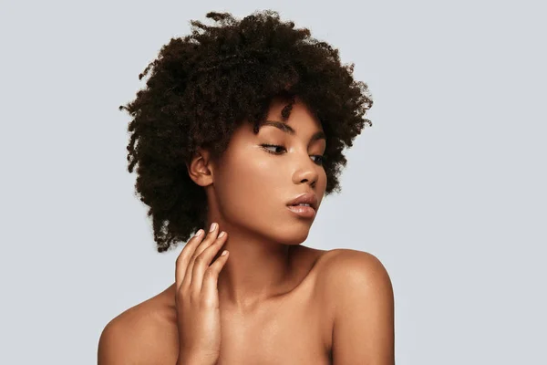 Shirtless African Woman Looking Away While Standing Grey Background — Stock Photo, Image