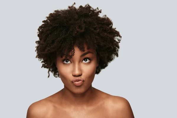 Pensando Jovem Mulher Africana Com Cabelo Afro Olhando Para Cima — Fotografia de Stock