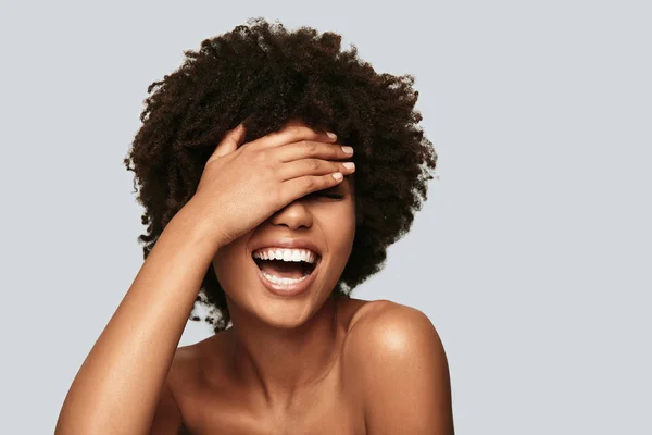 Lachen Jonge Afrikaanse Vrouw Voor Ogen Met Hand Tegen Grijze — Stockfoto