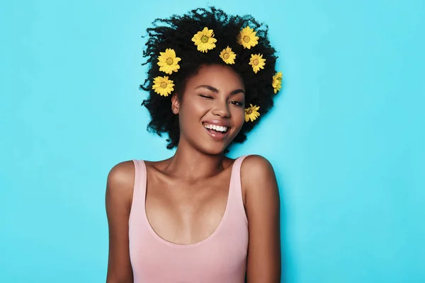 Flirta Unga Afrikanska Kvinna Blinkar Med Ögat Gula Blommor Håret — Stockfoto
