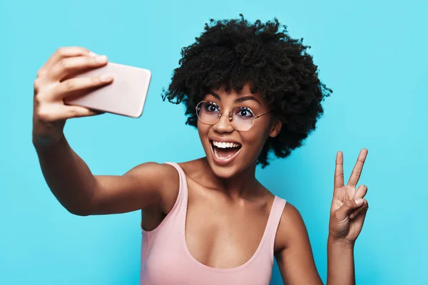 Stylische Junge Afrikanerin Mit Sonnenbrille Macht Selfie Foto Auf Handy — Stockfoto