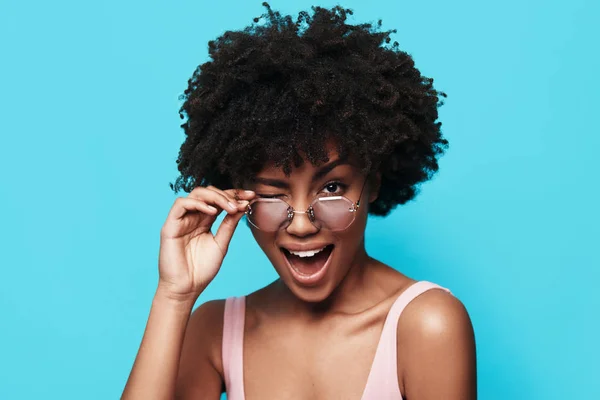 Belleza Coqueta Atractiva Joven Africana Guiñando Ojo Ajustando Las Gafas — Foto de Stock