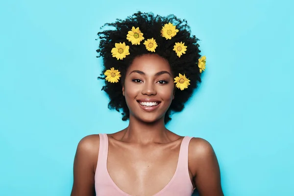 Sonriente Joven Africana Con Flores Amarillas Pelo Sobre Fondo Azul — Foto de Stock