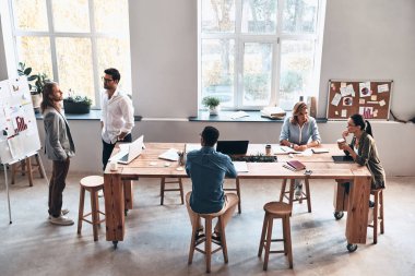 Toplantı ve kavramı tartışmaya modern ofis içinde beyin fırtınası yaratıcı iş adamları 