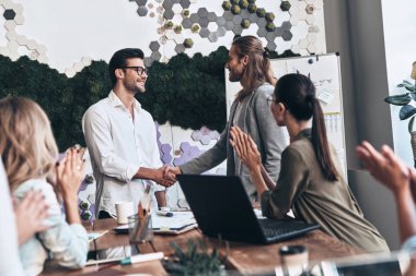 İş Adamları Tokalaşıyor