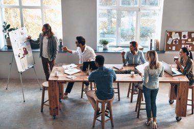 iş adamları tanıtım panosu planı ile modern ofisindeki beyin fırtınası üstten görünüm 