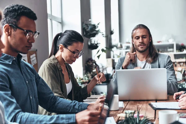 Gruppo Uomini Affari Seri Tavolo Legno Studio Ufficio Moderno Creativo — Foto Stock