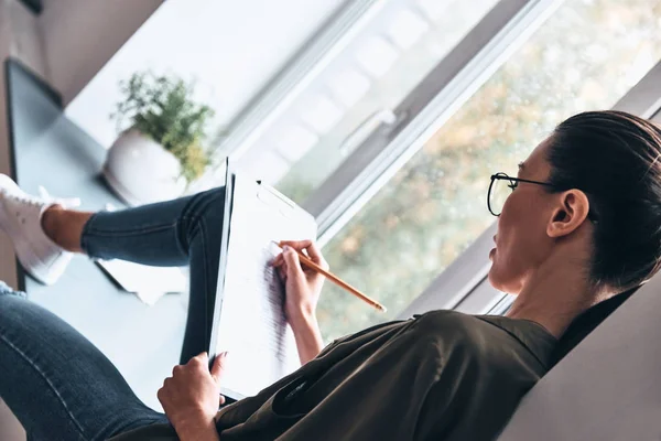 Zijaanzicht Van Brunette Student Vrouw Zittend Een Vensterbank Met Potlood — Stockfoto