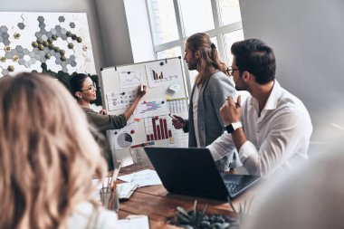 Grup iş adamları yaratıcı modern ofis Studio, kadın sunum panosu beyin fırtınası 