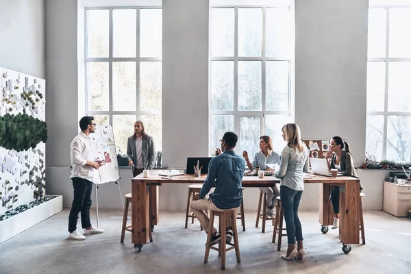 Brainstorming Pessoas Negócios Estúdio Escritório Moderno Criativo Reunião Corporativa — Fotografia de Stock