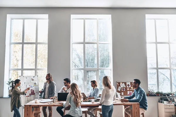 Kreativa Unga Kollegor Som Arbetar Moderna Kontors Träbord — Stockfoto