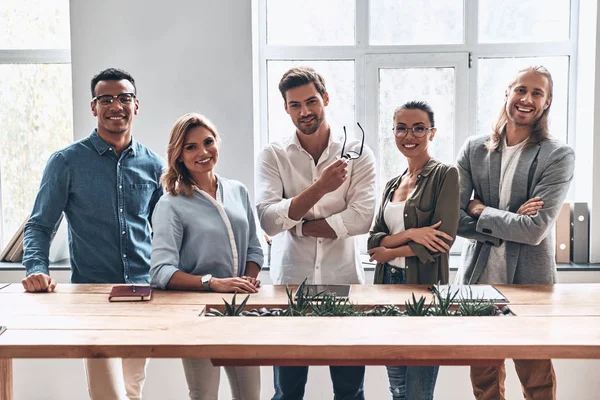 Grupo Empresários Equipe Mesa Madeira Estúdio Escritório Moderno Criativo Posando — Fotografia de Stock