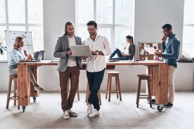 iş adamları yaratıcı modern ofis Studio, erkekler cep telefonu, dizüstü bilgisayar kullanarak beyin fırtınası 