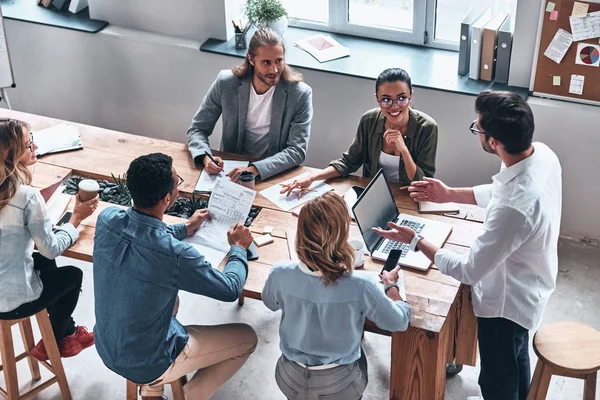 Vista Superior Hombres Mujeres Negocios Lluvia Ideas Oficina Moderna Mesa — Foto de Stock