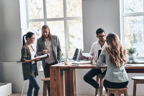 Insanlar Takım Poz Kameraya Bakarak Yaratıcı Modern Ofis Studio Ahşap — Stok fotoğraf