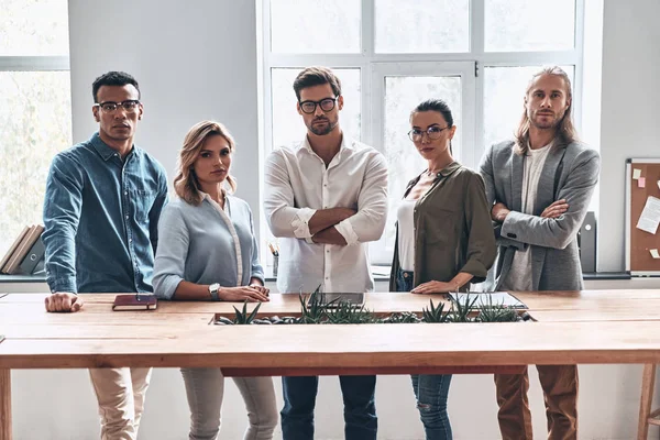 Gruppe Seriöser Geschäftsleute Holztisch Kreativen Modernen Büro Studio Posiert Und — Stockfoto