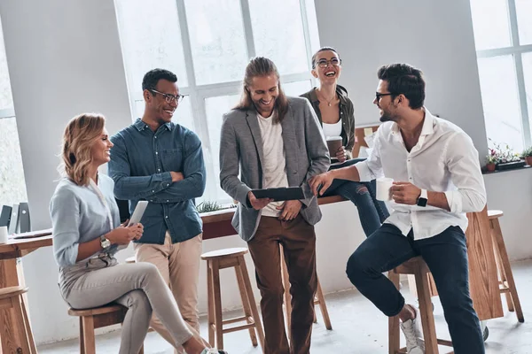 Colegas Felizes Mesa Madeira Escritório Moderno Criativo — Fotografia de Stock