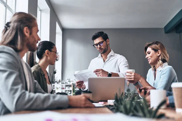 Gente Joven Negocios Mesa Madera Estudio Oficina Moderno Creativo Ocupación — Foto de Stock