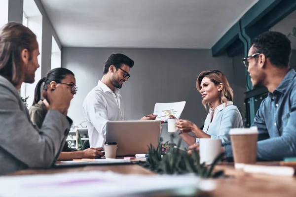 Grupo Brainstorming Pessoas Negócios Mesa Madeira Estúdio Escritório Moderno Criativo — Fotografia de Stock