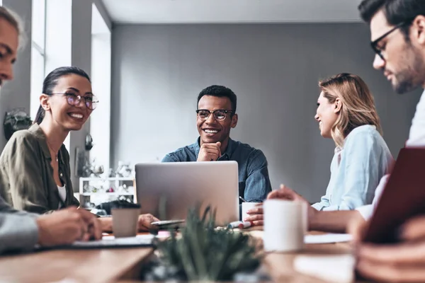 Grupo Sorridente Feliz Pessoas Negócios Mesa Madeira Estúdio Escritório Moderno — Fotografia de Stock