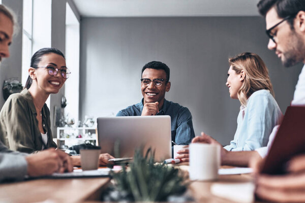 Feliz Grupo Sonriente Gente Negocios Mesa Madera Estudio Oficina Moderno — Foto de Stock