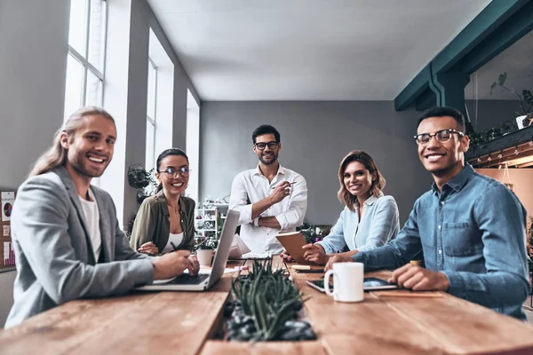 Grupp Affärsmän Träbord Kreativa Moderna Office Studio Tittar Kameran — Stockfoto