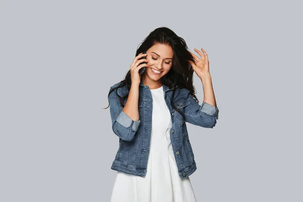 Atractiva Mujer Joven Hablando Teléfono Móvil Sonriendo Mientras Está Pie —  Fotos de Stock