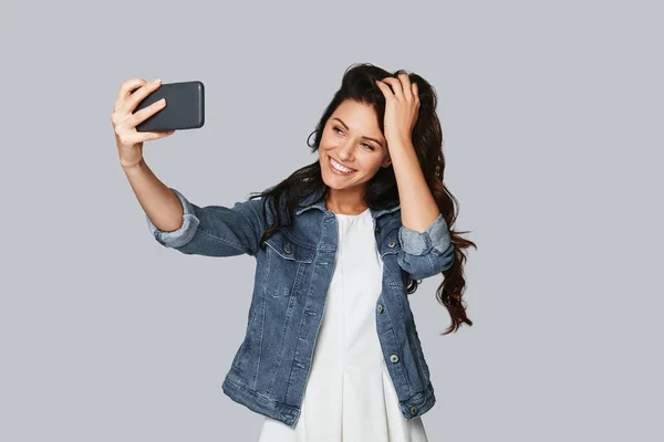 Atrakcyjna Młoda Kobieta Uśmiechając Się Biorąc Selfie Telefon Komórkowy Stojąc — Zdjęcie stockowe