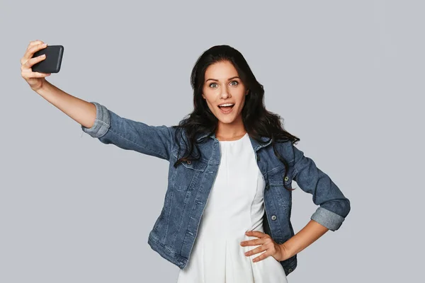 Atractiva Joven Sonriendo Tomando Selfie Teléfono Móvil Estudio — Foto de Stock