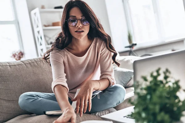 Brunette Young Woman Glasses Studying While Sitting Sofa Home — Stock Photo, Image