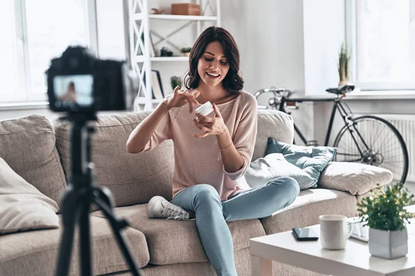 Krásná Mladá Žena Testování Kosmetických Výrobků Usmívá Přitom Sociální Média — Stock fotografie