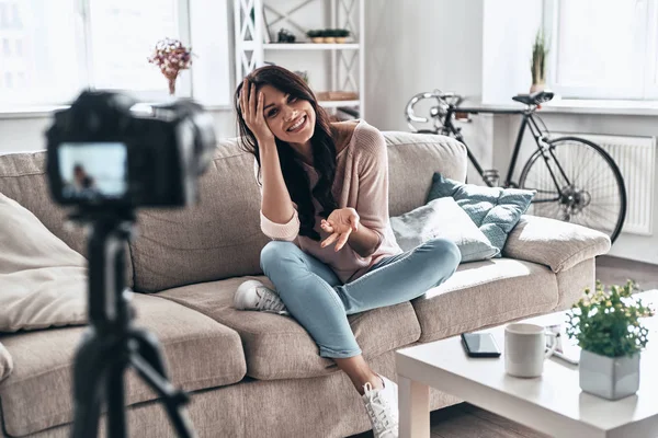 Vlogger Žena Díky Sociální Media Usměvavou Video Zatímco Sedí Pohovce — Stock fotografie