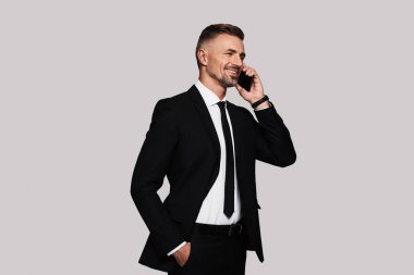 iyi görünümlü iş adamı cep telefonu Studio'yu kullanarak ve Evet siyah takım elbise