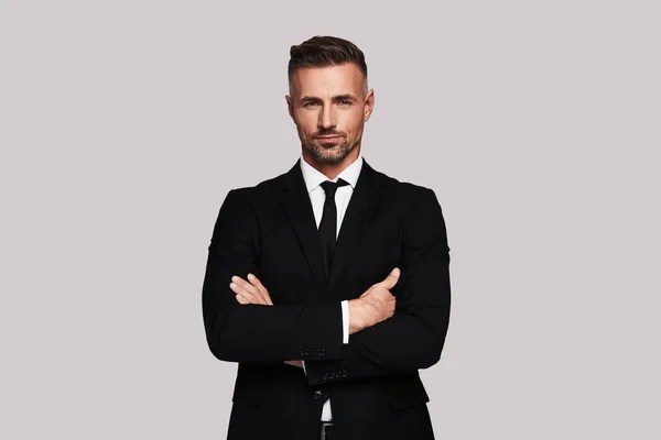 Business Man Keeping Arms Crossed Looking Camera Grey Background — Stock Photo, Image