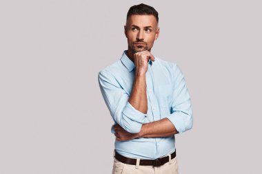 çene ve uzak duran gri arka planı arıyorum elinde tutmak yakışıklı düşünceli adam