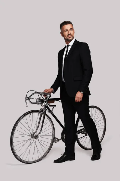 Full Length Good Looking Man Full Suit Pulling His Bicycle — Stock Photo, Image