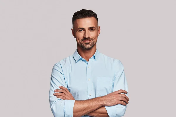 Irresistible Man Looking Camera Smiling While Standing Grey Background Arms — Stock Photo, Image