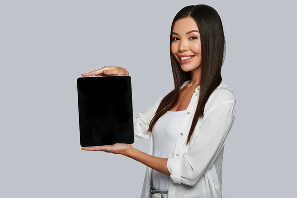 Młoda Kobieta Azjatyckich Wyświetlone Tabletka Cyfrowy Czarny Ekran Miejsce — Zdjęcie stockowe