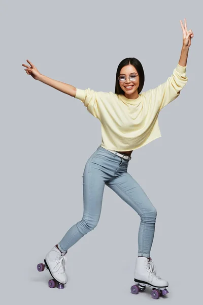 Comprimento Total Jovem Mulher Asiática Sorrindo Enquanto Patina Contra Fundo — Fotografia de Stock
