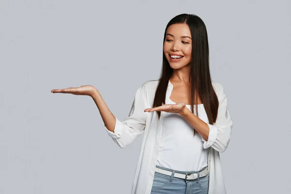 Mooie Jonge Aziatische Vrouw Aanwijsapparaat Kopie Ruimte Glimlachen Terwijl Staande — Stockfoto