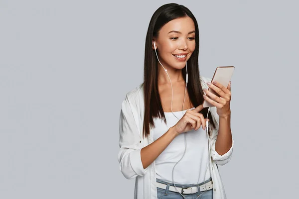 Hermosa Mujer Asiática Joven Usando Teléfono Inteligente Sonriendo Mientras Está — Foto de Stock
