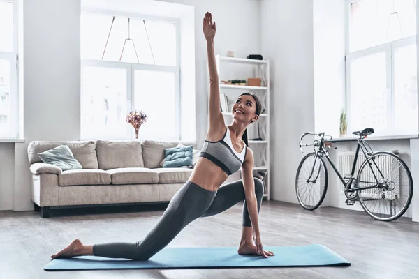 Hermosa Joven Asiática Mujer Ropa Deportiva Haciendo Yoga Mientras Relaja — Foto de Stock