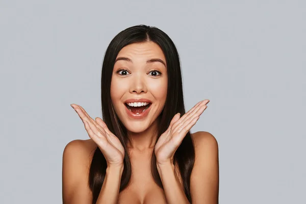 Surprised Young Asian Woman Looking Camera Smiling While Standing Grey — Stock Photo, Image