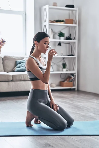 Beautiful Young Asian Woman Sports Clothing Drinking Water While Relaxing — Stock Photo, Image