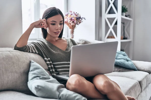 Atractiva Joven Mujer Asiática Usando Ordenador Portátil Sonriendo Mientras Sienta —  Fotos de Stock