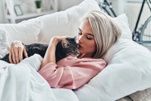 Jovem Atraente Segurando Seu Gato Enquanto Estava Deitada Cama Casa — Fotografia de Stock