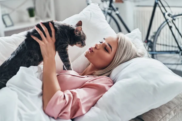 Atractiva Joven Jugando Con Gato Mientras Está Acostada Cama Casa — Foto de Stock