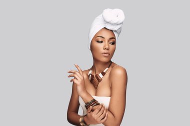 Ona karşı mümkün değil. Çekici genç Afrikalı kadın türban uzak duran gri bir arka plana dayanır arıyor.