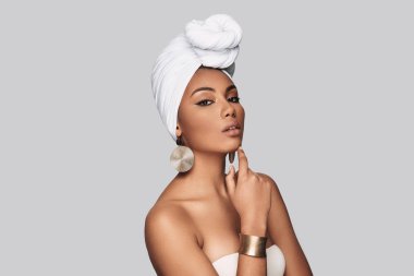 Ona karşı mümkün değil. Çekici Afrikalı kadın türban el çene duran gri arka plan karşı korumak